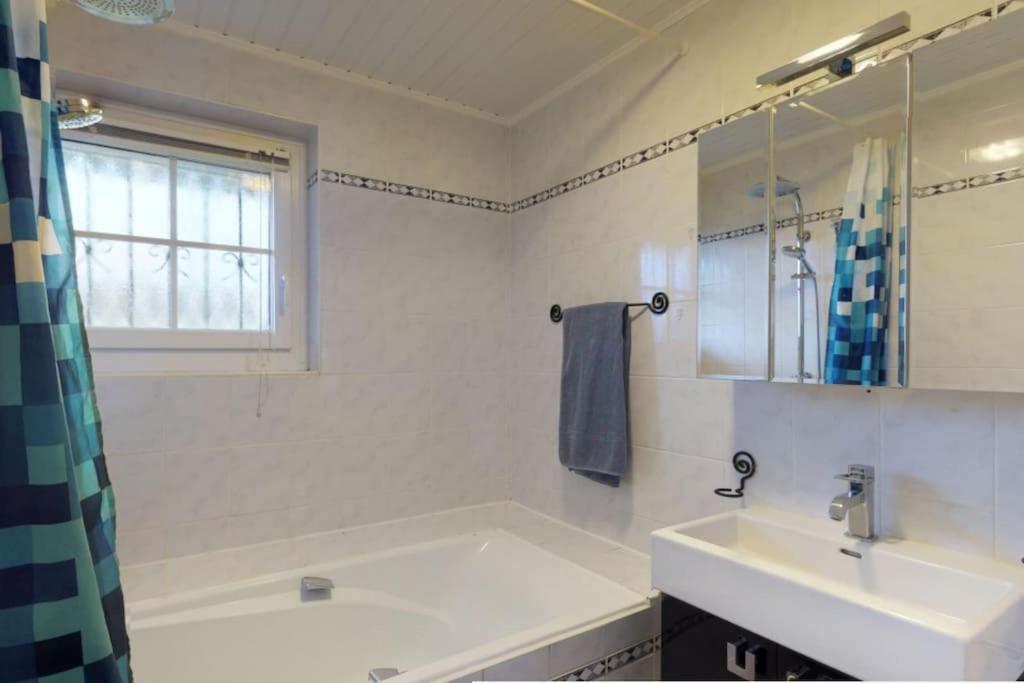 Cheerful Villa With Fireplace, Bath-Tub And Garden Noville Εξωτερικό φωτογραφία